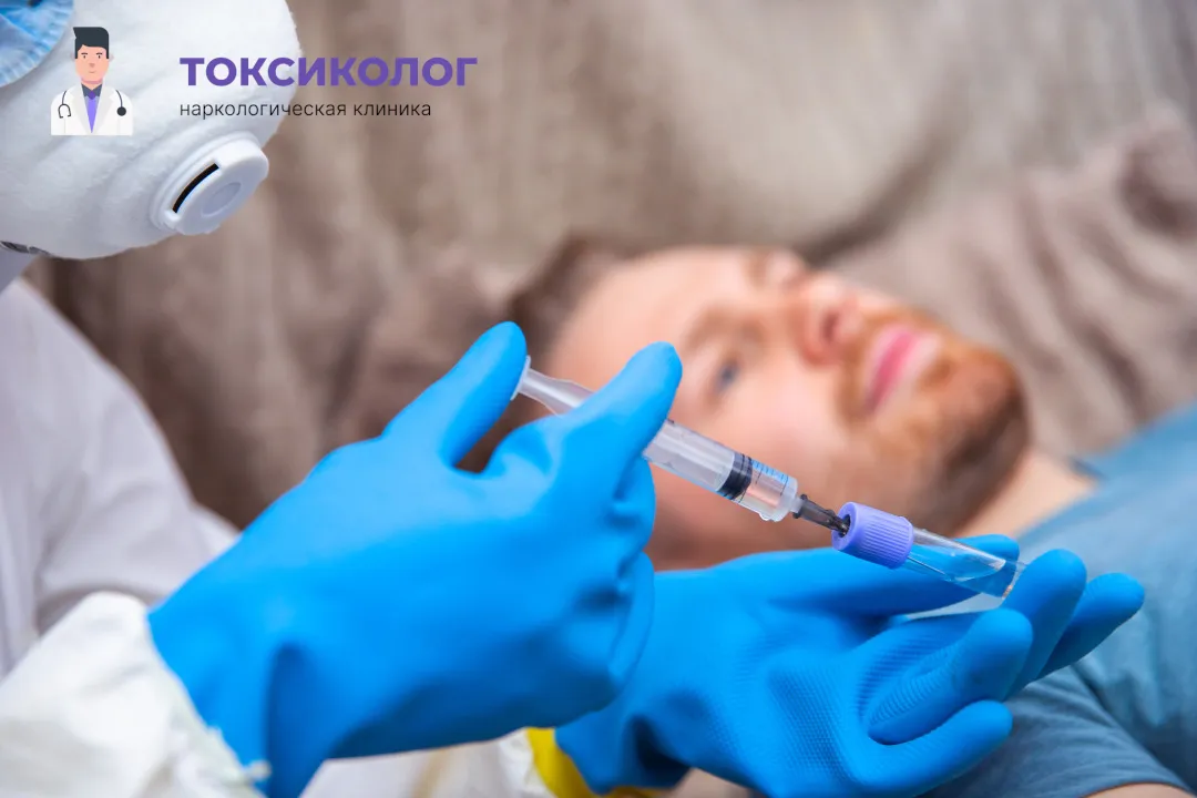 Снятие ломки в Черемхове: комплексная диагностика и помощь специалистов Врач берет анализы в процессе процедуры «Снятие ломки в Черемхове»